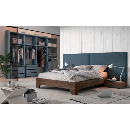 Dormitorio con armario abierto en Calatayud