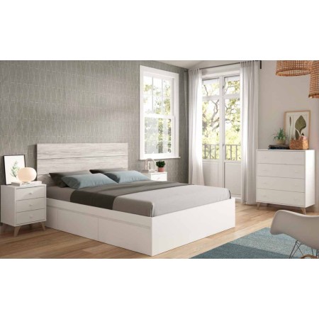 Dormitorio con cama con cajones sinfonier y 2 mesitas en Calatayud