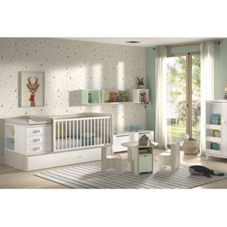 Dormitorio infantil con cuna convertible con cambiador, mesa infantil, silla infantil
