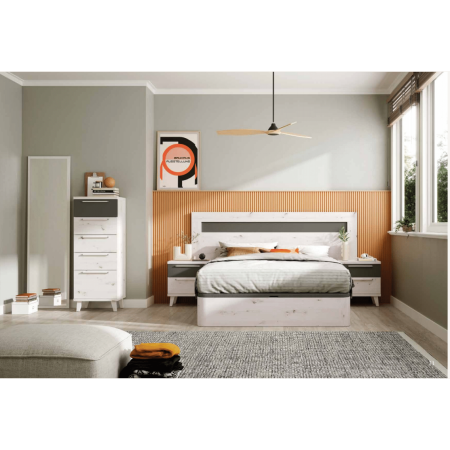 Dormitorio con sinfonier, mesitas, canape, cabezal y espejo